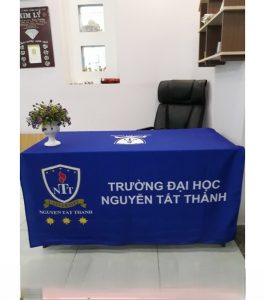 in logo thuong hieu len khan trai ban hoi nghi su kien ban giam khao anh huy top 3