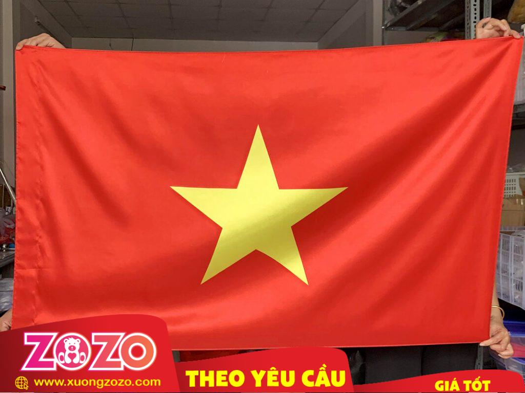 May Cờ Vải Theo Yêu Cầu – Giải Pháp Cờ Bền Đẹp, Chuẩn Quy Cách Tại Xưởng ZoZo 1 may cờ vải