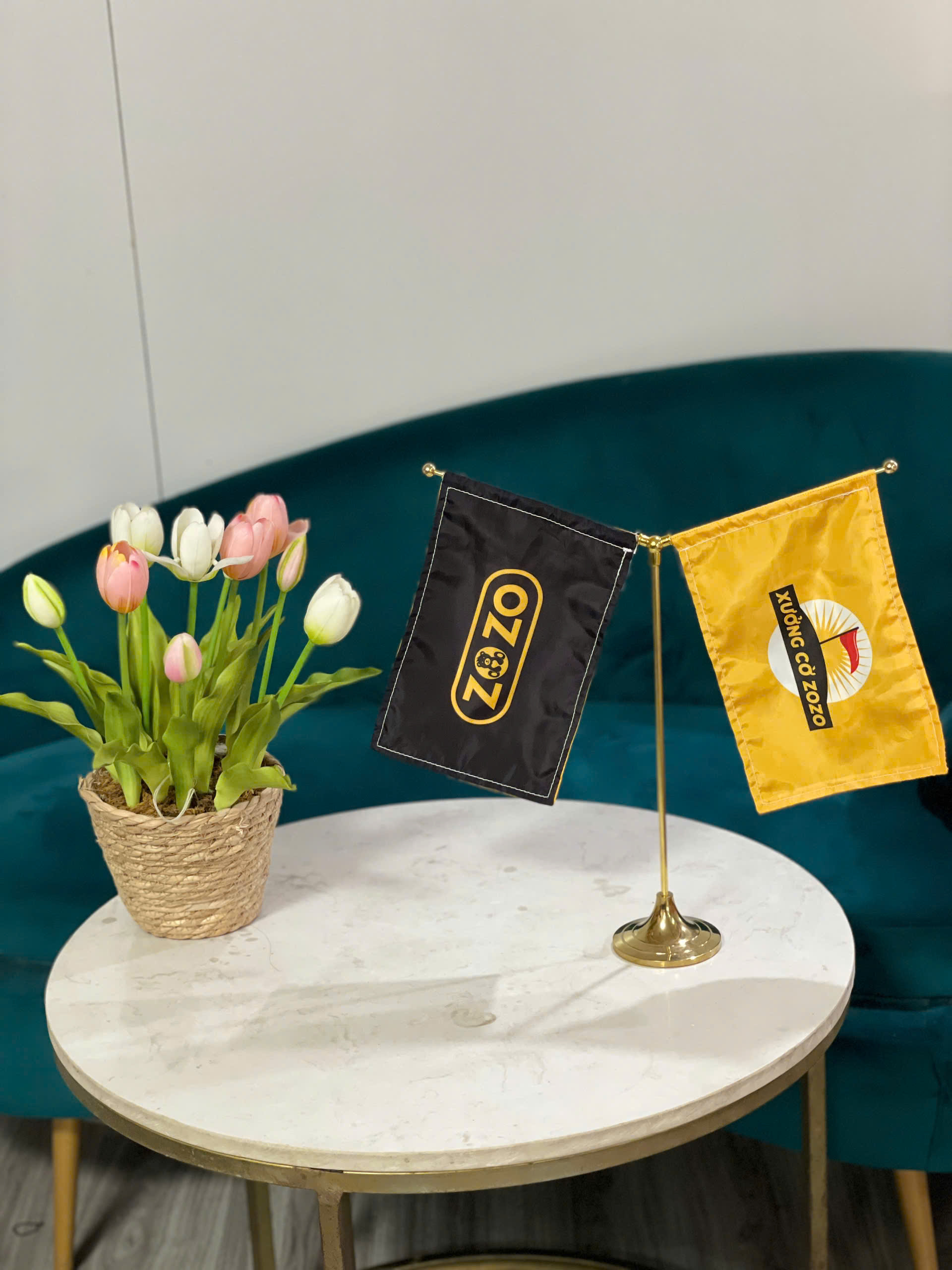 Cờ Để Bàn In Logo Theo Yêu Cầu – Sản Xuất Trực Tiếp Tại Xưởng ZoZo 2 cờ để bàn in logo theo yêu cầu