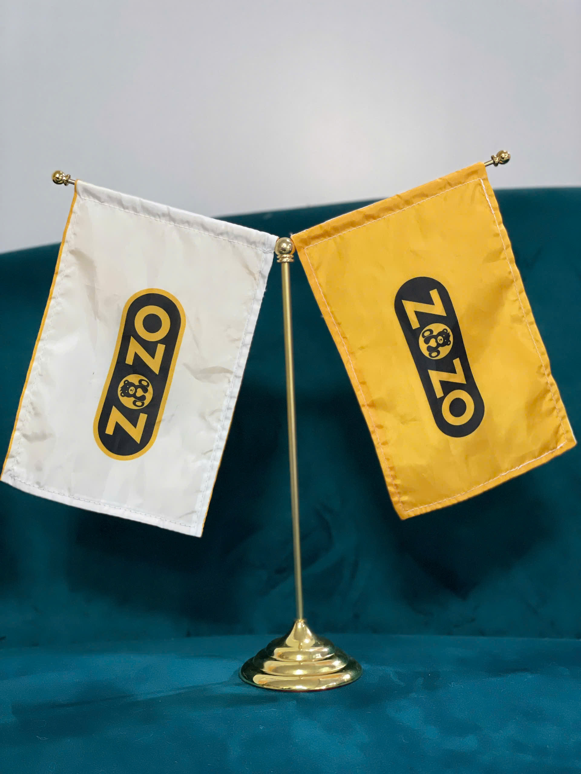 Cờ Để Bàn In Logo Theo Yêu Cầu – Sản Xuất Trực Tiếp Tại Xưởng ZoZo 4 cờ để bàn in logo theo yêu cầu