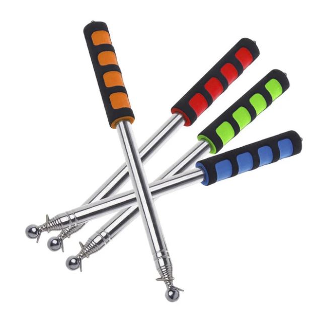 cán cờ cầm tay dẫn đoàn du lịch