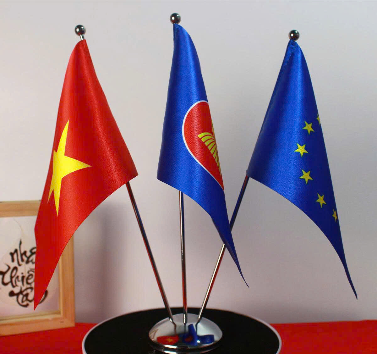 Đế cờ để bàn 3 lá kim loại