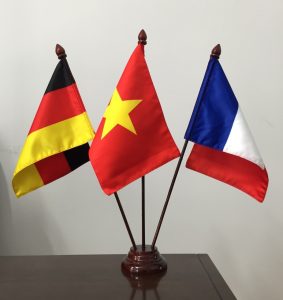 Đế Cờ Để Bàn 3 Lá Nhựa