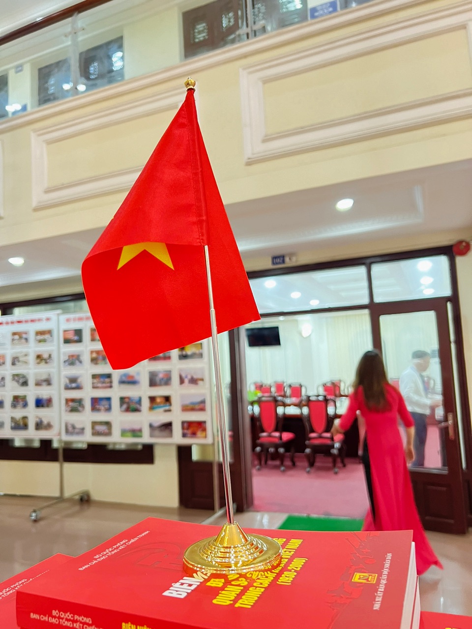 Đế Cờ Để Bàn 1 Trụ Kim Loại ZoZo – Bền Đẹp, Giá Xưởng 3 de co de ban 1 tru kim loai cao cap san xuat tai xuong zozo 3