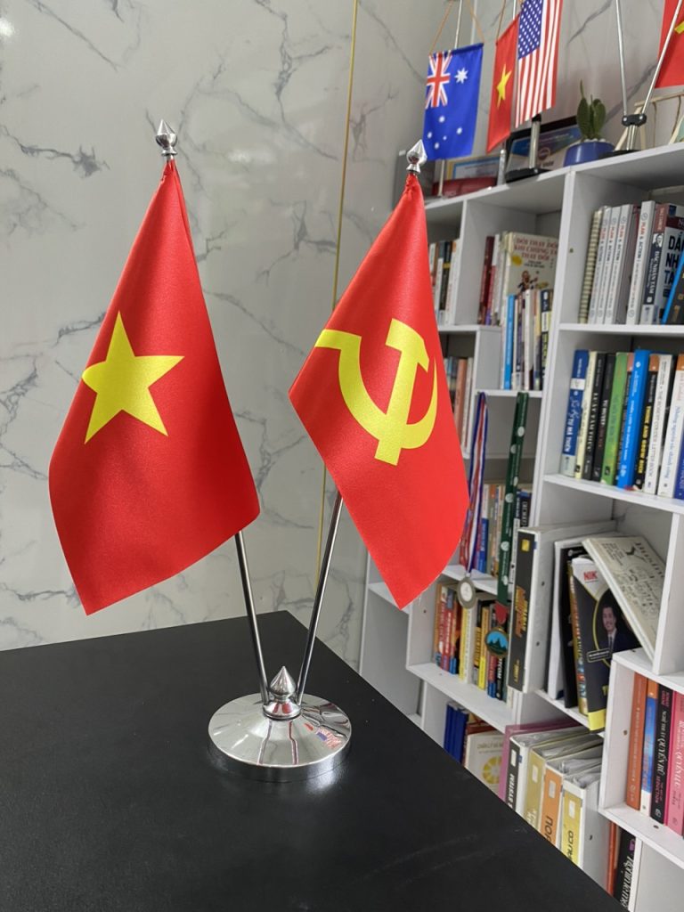 Đế Cờ Để Bàn 2 Lá Kim Loại