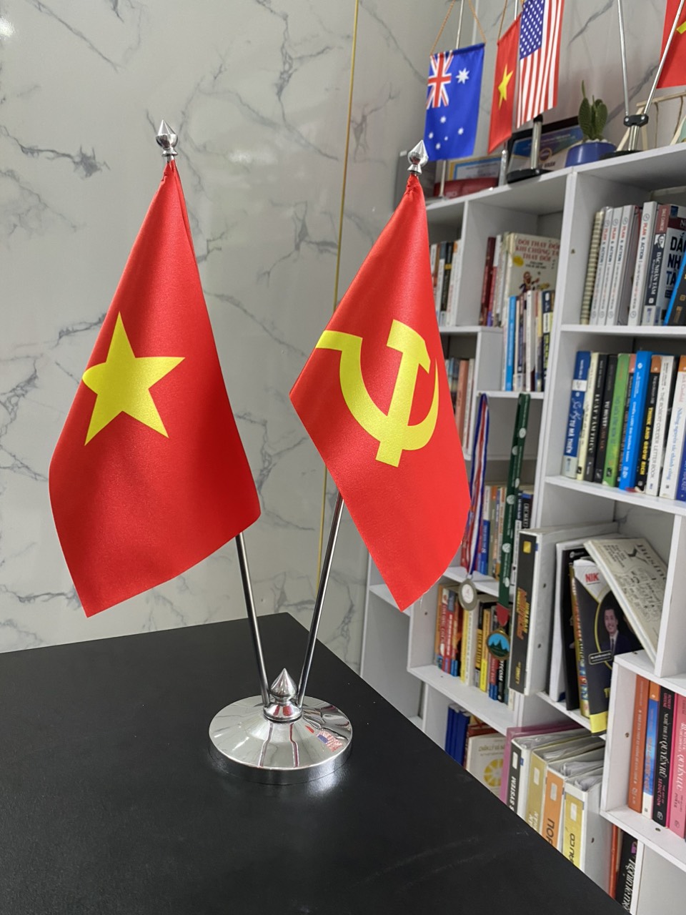 đế cờ để bàn 2 lá kim loại