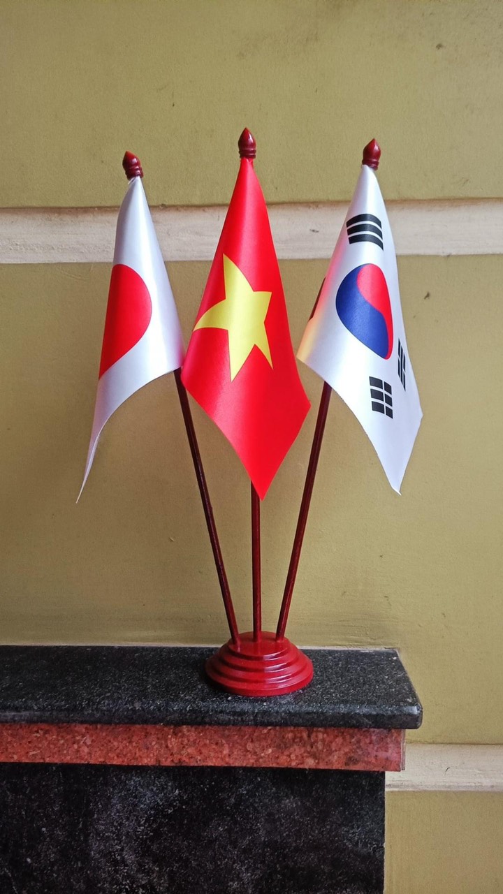 đế cờ để bàn 3 lá nhựa