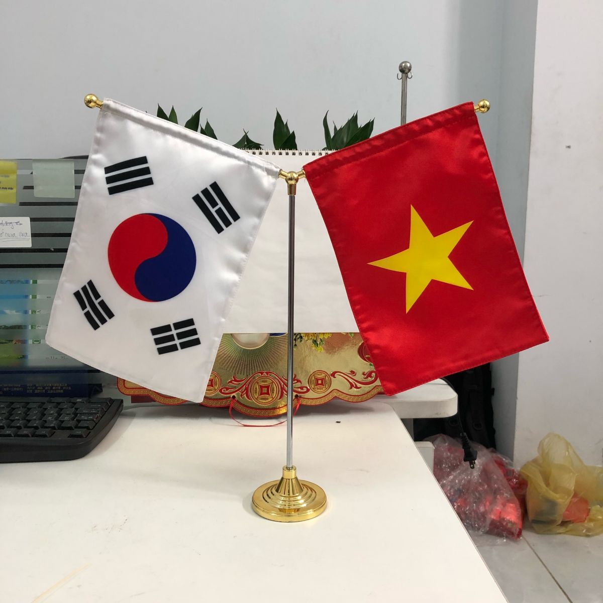 đế cờ để bàn chữ y kim loại