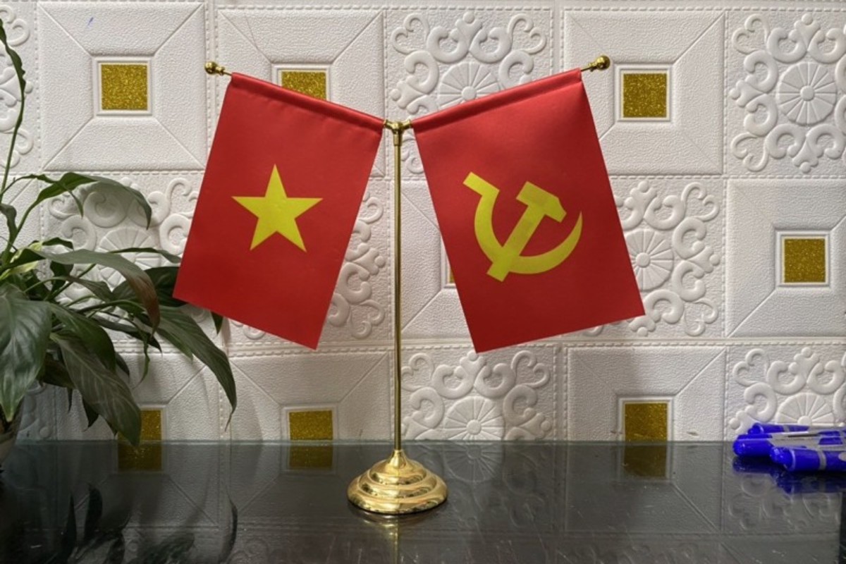 đế cờ để bàn chữ y kim loại 