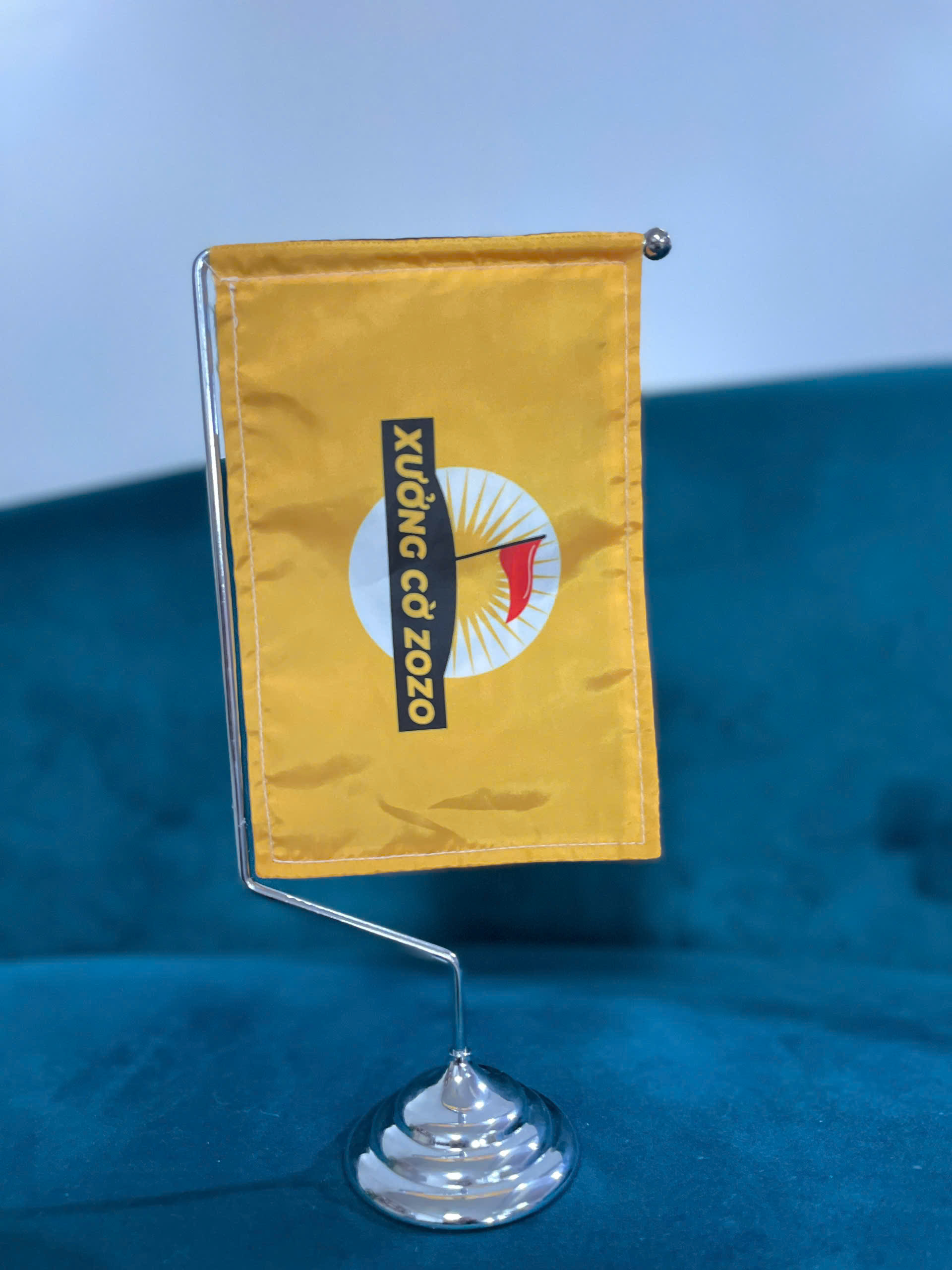 Đế Cờ Để Bàn Kim Loại Trắng Do Xưởng ZoZo Sản Xuất – Giải Pháp Trưng Bày Chuyên Nghiệp Cho Văn Phòng & Sự Kiện 2 Đế Cờ Để Bàn Kim Loại Trắng