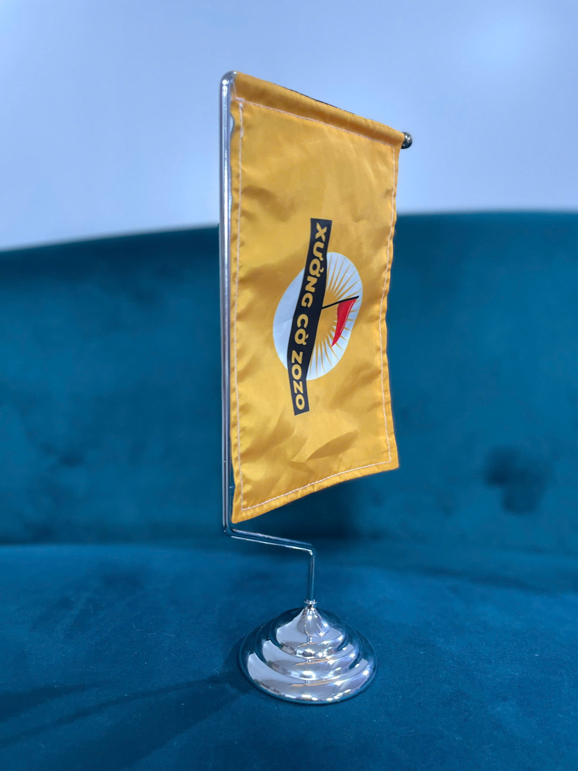 Đế Cờ Để Bàn Kim Loại Trắng Do Xưởng ZoZo Sản Xuất – Giải Pháp Trưng Bày Chuyên Nghiệp Cho Văn Phòng & Sự Kiện 3 Đế Cờ Để Bàn Kim Loại Trắng