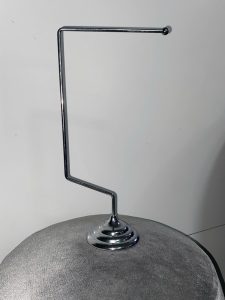 đế cờ để bàn kim loại trắng