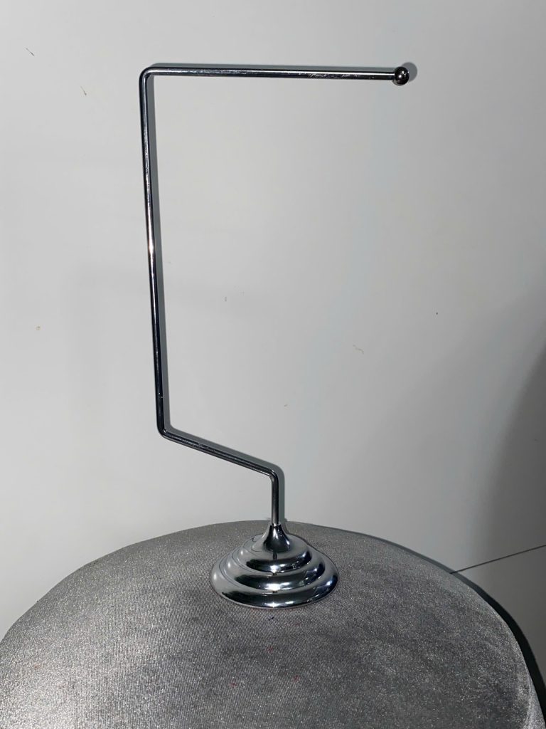 Đế Cờ Để Bàn Kim Loại Trắng Do Xưởng ZoZo Sản Xuất – Giải Pháp Trưng Bày Chuyên Nghiệp Cho Văn Phòng & Sự Kiện 1 đế cờ để bàn kim loại trắng