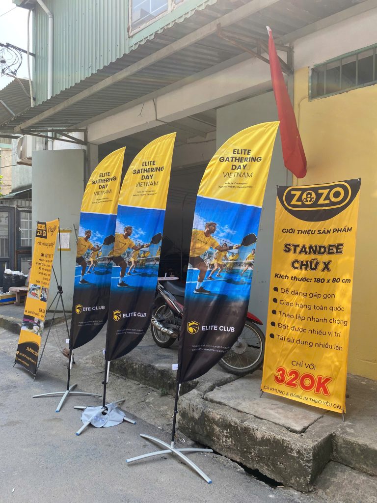 Standee Đế Chữ X & Cờ Phướn Đế Chữ X – Giải Pháp Quảng Cáo Linh Hoạt Do Xưởng ZoZo Trực Tiếp Sản Xuất 17 Standee & cờ phướn đế chữ X