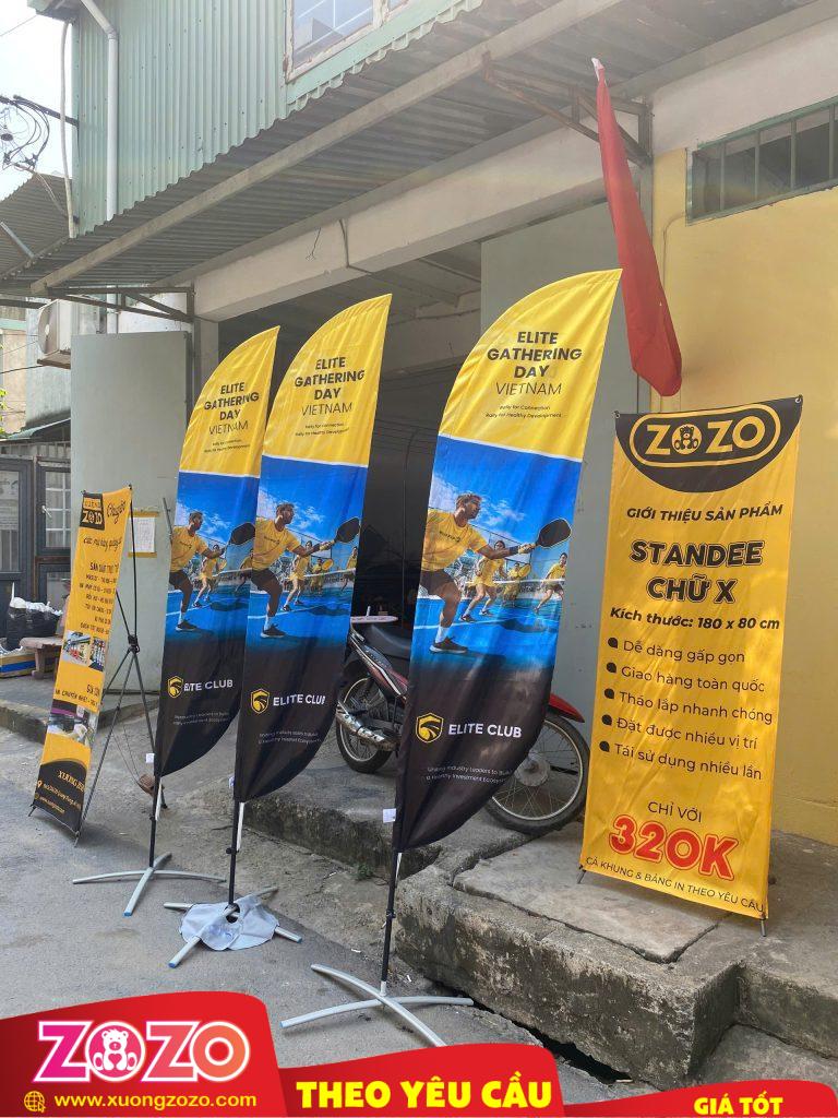 Standee Đế Chữ X & Cờ Phướn Đế Chữ X – Giải Pháp Quảng Cáo Linh Hoạt Do Xưởng ZoZo Trực Tiếp Sản Xuất 1 Standee & cờ phướn đế chữ X
