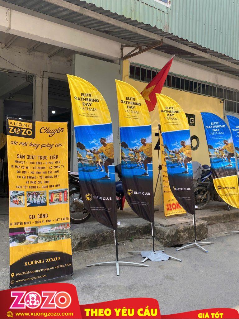 Standee & Cờ Phướn Đế Chữ X – Giải Pháp Trưng Bày Quảng Cáo Hiệu Quả Do Xưởng ZoZo Sản Xuất 1 Standee & cờ phướn đế chữ X