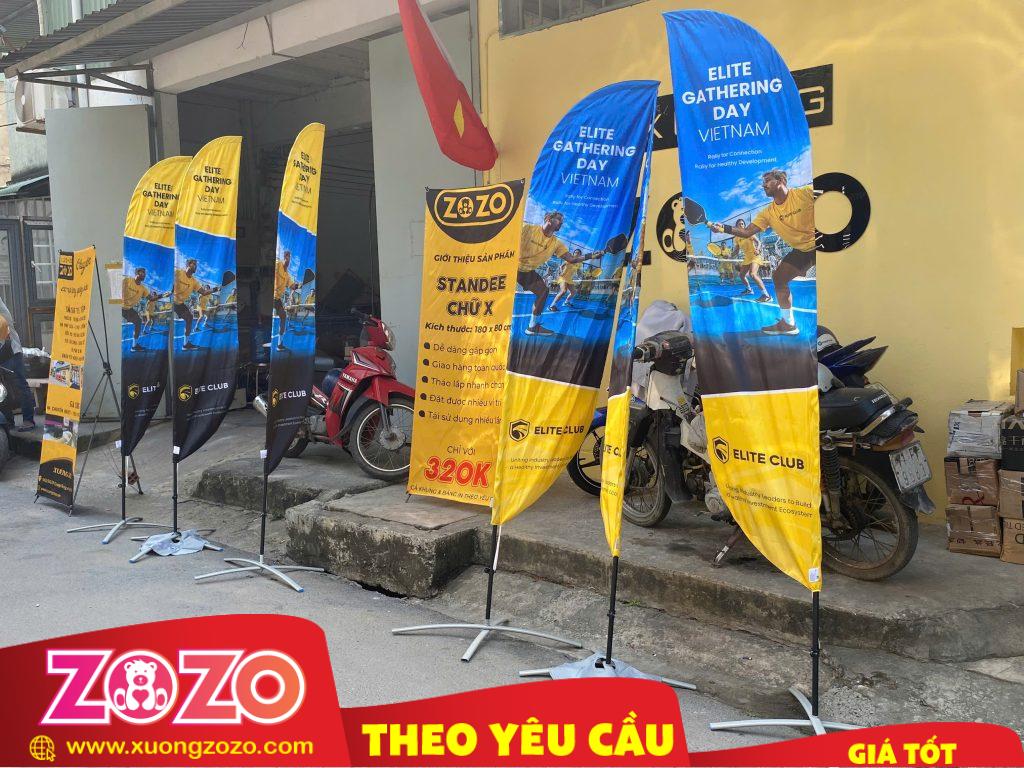 Quy Trình In Cờ Vải Chuyên Nghiệp Tại Xưởng 8 Standee đế chữ X và cờ phướn đế chữ X