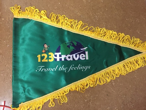 In Cờ Du Lịch Cầm Tay Theo Yêu Cầu – Tối Ưu Nhận Diện Đoàn Tour Cùng Xưởng ZoZo 3 Kinh nghiệm chọn cờ dẫn đoàn du lịch phù hợp – coluuniem.vn