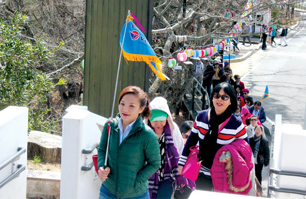 In Cờ Du Lịch Cầm Tay Theo Yêu Cầu – Tối Ưu Nhận Diện Đoàn Tour Cùng Xưởng ZoZo 4 Kinh nghiệm chọn cờ dẫn đoàn du lịch phù hợp – coluuniem.vn